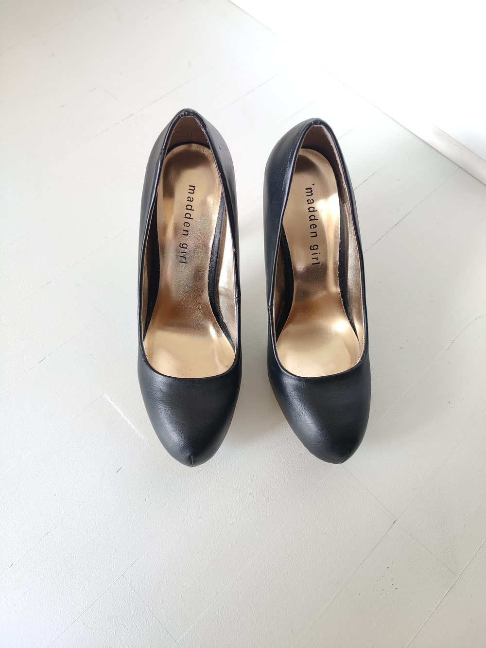 Madden Girl Black Classic Round-Toe Pumps